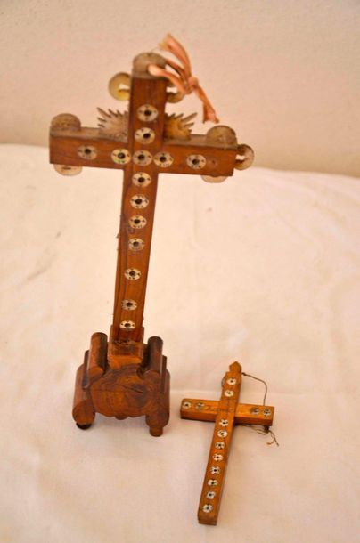 null Crucifix en olivier et nacre, XIX°. Ht. 29cm + petit crucifix en bois et na...
