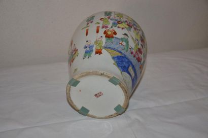 null Vase en porcelaine de chine à décor de personnages. Ht. 27cm