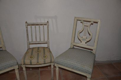 null Lot de 3 chaises en bois laqué, style Louis XVI