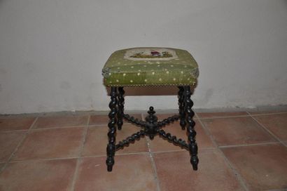 null Tabouret, dessus à tapisserie au petit point, enfant jardinier. Vers 1830, époque...