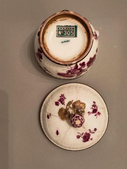 null Two porcelain cups, one with lid and silver rim (broken and glued lid) - Sword...