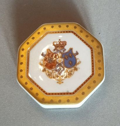 null Petite boîte octogonale en porcelaine de style Louis XVI - 7 cm
