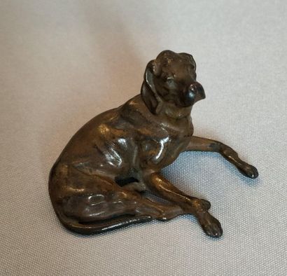 null Small bronze hunting dog in the taste of the bronzes of Vienna, eyes in sulphide...