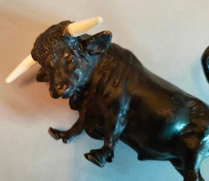 null Bronze bull, ivory horns, sulphur eyes - L: 9 cm - H: 7 cm