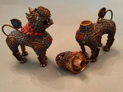 null Pair of Dragons forming a bottle - Silver low title - work India ? - enamels...