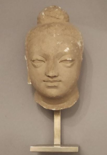 null Tête de Gandhara en pierre calcaire - IIème-IVème siècle - - Hauteur totale...