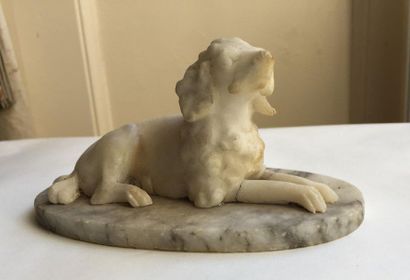 null The spaniel. Alabaster statuette. Length. 16cm