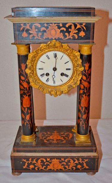 null Portico clock in bronze and inlaid wood with floral decoration. Ep. Restoration....