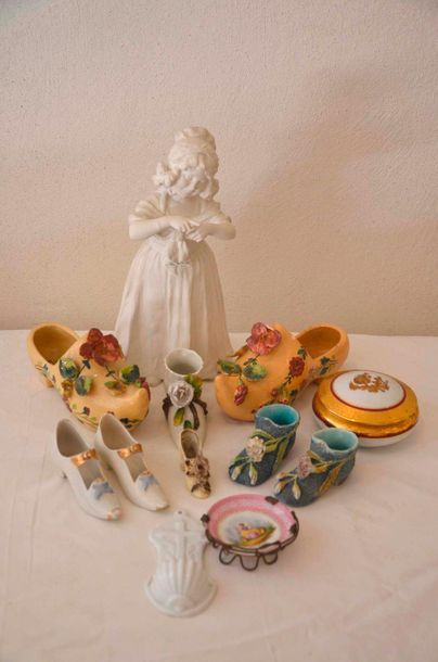 null Lot de porcelaines: chaussures, statuettes