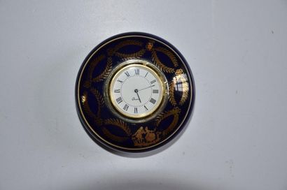 null Lot composé de: Montre boite porcelaine de Limoges, moderne + 2 petites montres...