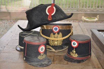null Lot of 5 military headdresses: Shako Empire style, 2 XIX°, 1 kepi, 1 bicorne...