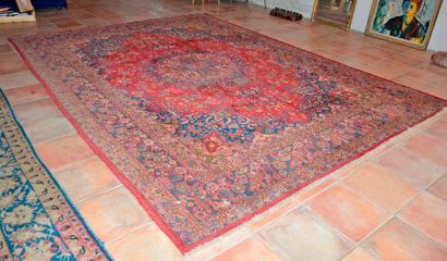 null Tabriz. Carpet with floral medallion decoration (wear) 
