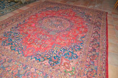 null Tabriz. Carpet with floral medallion decoration (wear) 