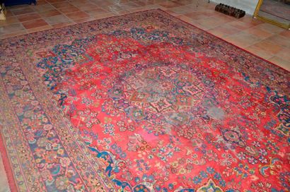 null Tabriz. Tapis à décor de médaillon floral (usures) 