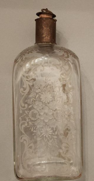 null Square bottle, decorated on all sides with vine branches and flowers. - Late...