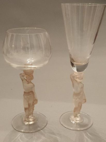 null Deux verres en cristal - personnage jeune Bacchus - H: 16 cm et 21 cm
