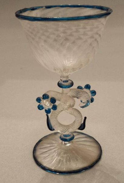 null Verre soufflé à décor de fleurs , bordure bleue - Murano - H : 12,5 cm