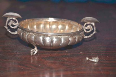 null Small silver and silver plated metal cup (small bumps)