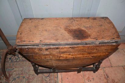 null Oak gateleg table, England end of XVII° beginning of XVIII° (restorations) 80x...