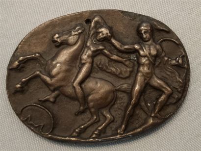 null Bronze oval fireback representing a scene of a woman abduction - XIXth century...