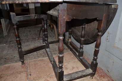 null Table gateleg en chêne, Angleterre fin XVII° début XVIII° (restaurations) 80x...