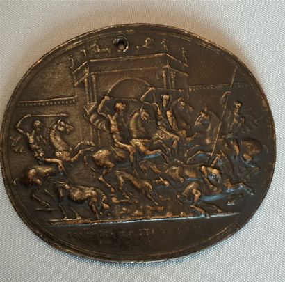null Plaque ovale en bronze représentant une scène de bataille - inscription en bas...