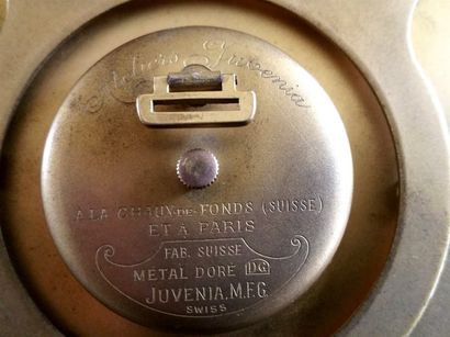 null Réveil de voyage en métal doré des ateliers JUVENIA à La Chaux de Fonds (SUISSE)...