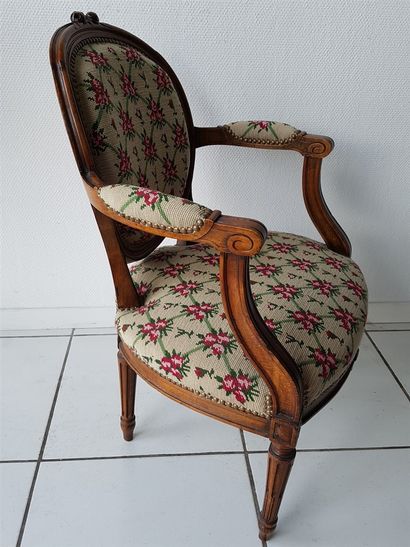 null Paire de fauteuil de style Louis XV début XXe. Dossiers médaillons à décor de...