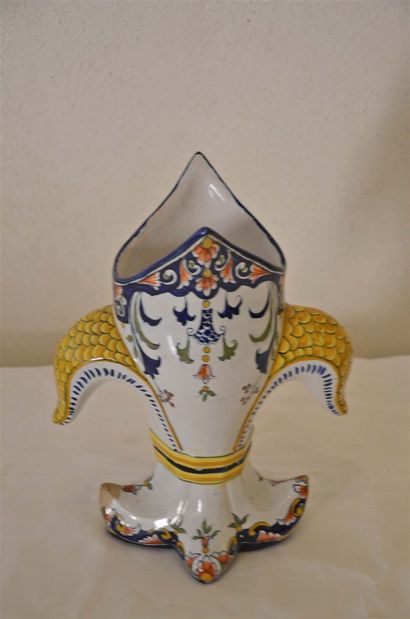 null Henriot. Vase fleur de lys en faïence de Quimper. Ht. 27cm