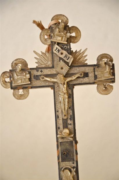 null Crucifix en olivier et nacre, XIX°. Ht. 29cm + petit crucifix en bois et na...