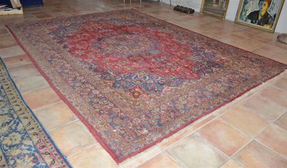 null Tabriz. Tapis à décor de médaillon floral (usures)