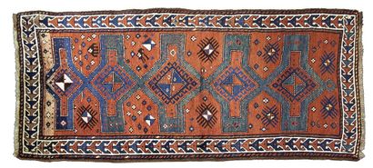 null Tapis KAZAK (Caucase), fin du 19e siècle

Dimensions : 217 x 110cm.

Caractéristiques...