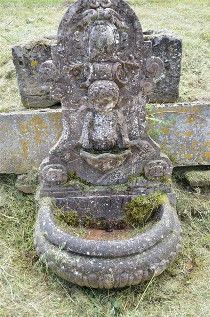 null Fountain in royal red marble about love and basin with crenellated rim XVIII°...