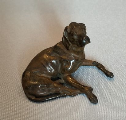 null Petit chien de chasse en bronze dans le goût des bronzes de Vienne, yeux en...