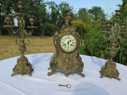 null Garniture de cheminée en bronze 3 pièces style Louis XV. Ep. Napoléon III. Ht....