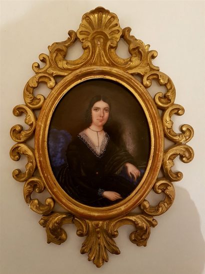 null Peinture sur porcelaine XIXe siècle. Portrait de femme. Cadre doré. Plaque 15...