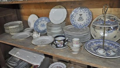 null Lot de porcelaines: assiettes blanches armoriées et divers (environ 60 pièces)...