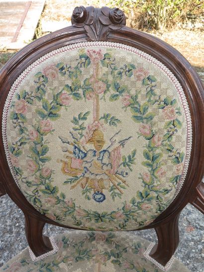 null Paire de fauteuils médaillon en tapisserie style louis XVI, réalisés au XIX...