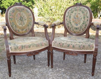 null Paire de fauteuils médaillon en tapisserie style louis XVI, réalisés au XIX...