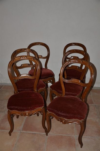 null Lot de 6 chaises en bois mouluré et sculpté. Ep. Louis Philippe