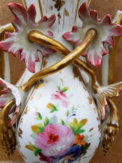 null Vase en porcelaine polychrome. PARIS. XIX° Haut. 28 cm