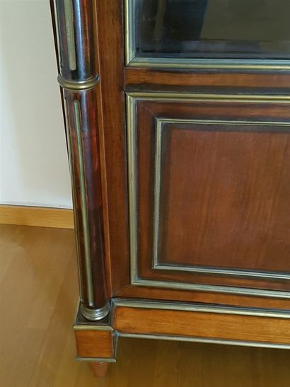 null Vitrine 2 portes. Colonnes détachées acajou et filets de laiton. Haut. 220 cm...