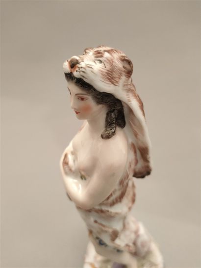 null Sujet féminin revêtant une peau de tigre - marque à l'épée - Début XIXème siècle...