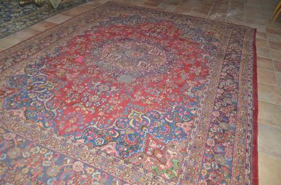 null Tabriz. Tapis à décor de médaillon floral (usures)