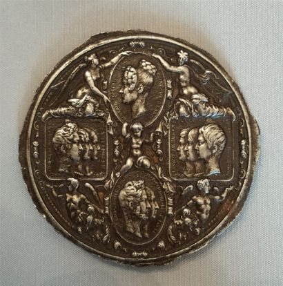 null Médaille ronde en fonte de fer représentant la famille d'Orléans - diamètre...