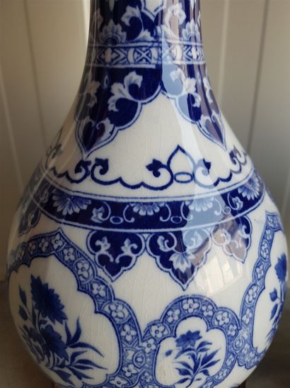 null Paire de lampe à pétrole en céramique de forme bouteille à décor blanc bleu,...
