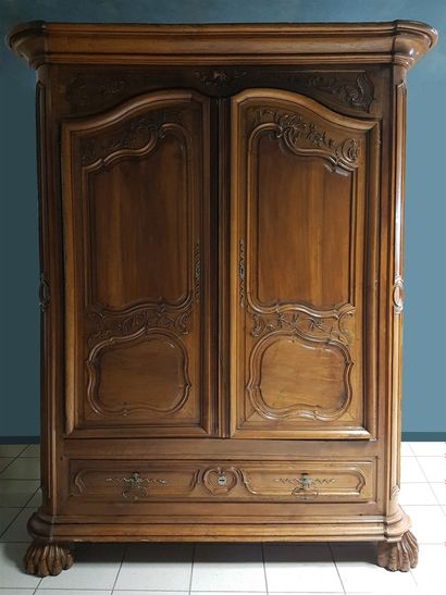 null Important cabinet in richly carved walnut, claw feet. The Rhone valley, 18th...