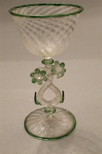 null Verre soufflé à décor de fleurs , bordure verte - Murano - H : 12,5 cm