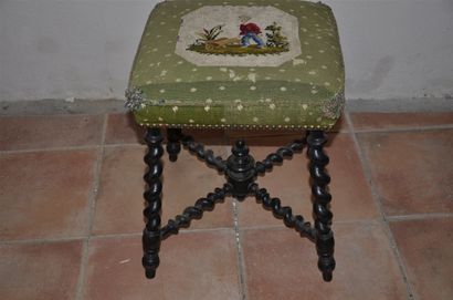 null Tabouret, dessus à tapisserie au petit point, enfant jardinier. Vers 1830, époque...