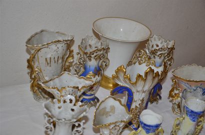null Collection de 13 vases à décor floral polychrome et or, vers 1850